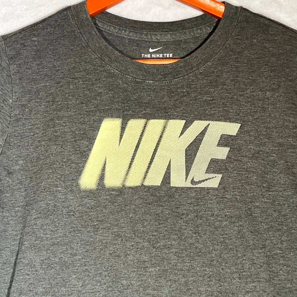 Nike Kids XL Charcoal Heather Grey Short Sleeve Graphic‎ T-Shirt Yellow Logo